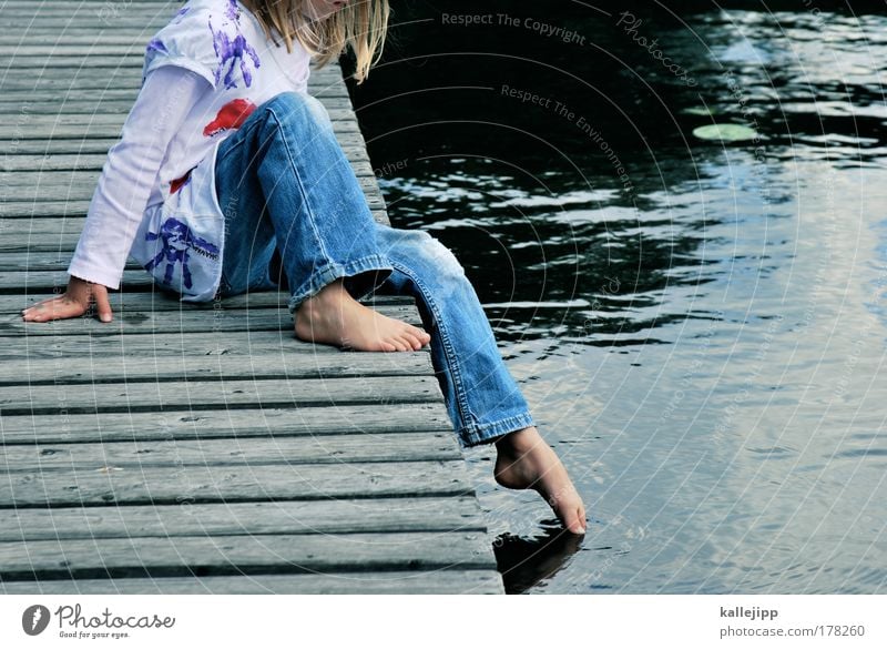 schule hat begonnen Farbfoto Gedeckte Farben Außenaufnahme Textfreiraum rechts Tag Licht Ganzkörperaufnahme Blick nach unten Lifestyle Schwimmen & Baden