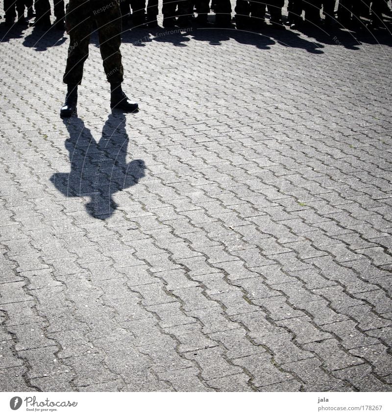 Ich zähle jetzt bis 10... Gedeckte Farben Außenaufnahme Textfreiraum unten Tag Licht Schatten Mann Erwachsene Beine Fuß Schuhe Stiefel stehen Bundeswehr Militär