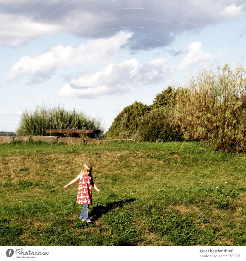 kleine entdeckerin Farbfoto mehrfarbig Außenaufnahme Tag Licht Schatten Kontrast Ganzkörperaufnahme Wegsehen harmonisch Wohlgefühl Zufriedenheit Erholung