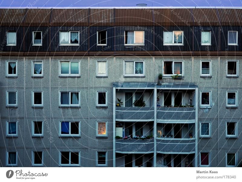 fenstertheater Stadt Haus Hochhaus Architektur Plattenbau Neubau Fassade Balkon Fenster eckig Klischee trist Platzangst Armut Ferne Häusliches Leben