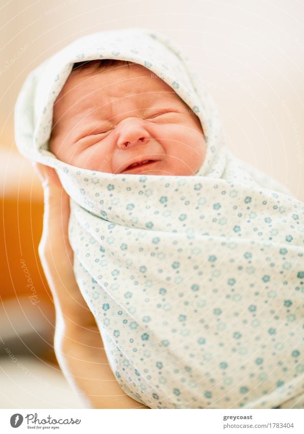 Nahaufnahme eines neugeborenen Babys, das auf der Hand der Mutter liegt. Leben Kind Mensch Junge Erwachsene Kindheit Arme 2 Lächeln Liebe schlafen klein weiß