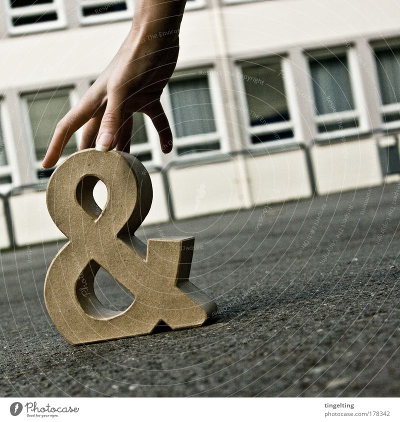 & weg Farbfoto Gedeckte Farben Außenaufnahme Tag Licht Schatten Schwache Tiefenschärfe Hand Finger Haus Gebäude Fenster Papier Karton Ampersand Schriftzeichen