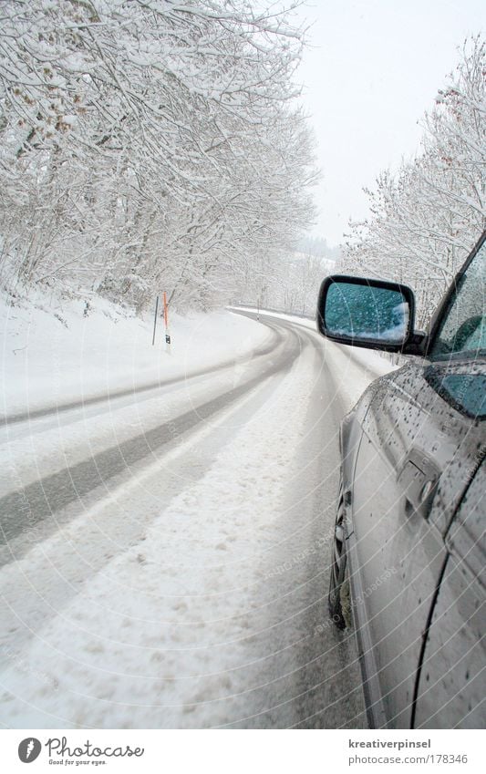 Winter Brause Schnee Winterurlaub Berge u. Gebirge schneestrasse Motorsport Sportler Autofahren Straße Fahrzeug PKW Metall blau grau schwarz silber weiß