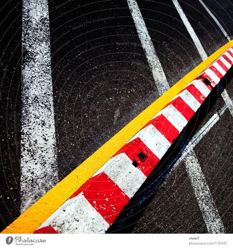 Umleitung Farbfoto mehrfarbig Außenaufnahme Detailaufnahme Menschenleer Starke Tiefenschärfe Verkehr Verkehrswege Straße Wege & Pfade Wegkreuzung Stein Beton