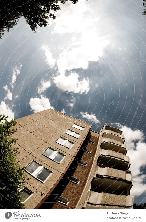 Gorbitz Farbfoto Gedeckte Farben Außenaufnahme Menschenleer Textfreiraum oben Tag Licht Sonnenlicht Sonnenstrahlen Gegenlicht Fischauge Wohnung Himmel Wolken