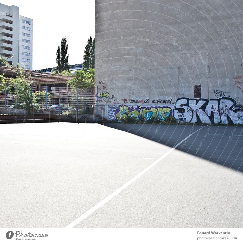 Urban Sports Sportstätten Fußballplatz Jugendkultur Subkultur Berlin Deutschland Europa Hauptstadt Haus Hochhaus Bauwerk Gebäude Architektur Graffiti