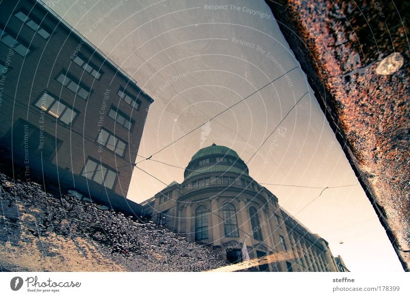 R.E.F.L.E.C.T. Farbfoto Außenaufnahme Experiment Menschenleer Dämmerung Sonnenlicht Sonnenaufgang Sonnenuntergang Starke Tiefenschärfe Pfütze Oslo Stadt