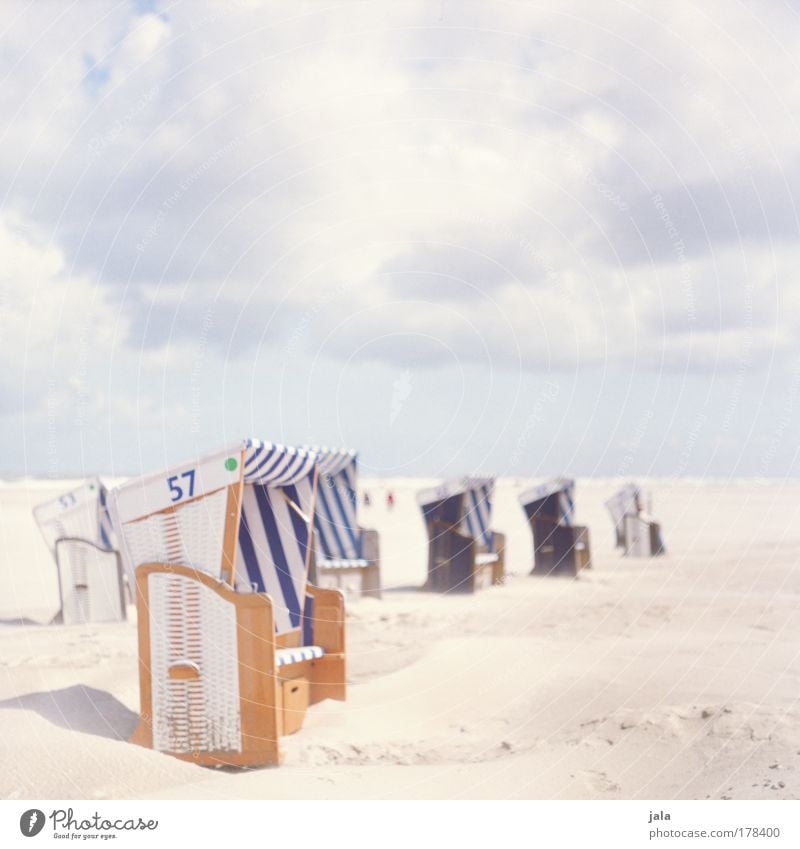 Strandkorbgeflüster Farbfoto Außenaufnahme Textfreiraum oben Tag Licht Landschaft Himmel Wolken Schönes Wetter Nordsee Meer genießen hell blau Glück