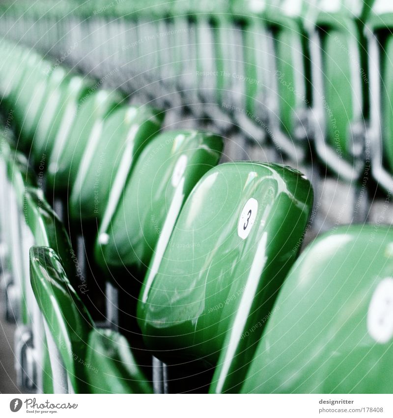 Standing Ovations Farbfoto Gedeckte Farben Nahaufnahme Detailaufnahme Menschenleer Schwache Tiefenschärfe Sportstätten Stadion 3 sehr viele Zentralperspektive