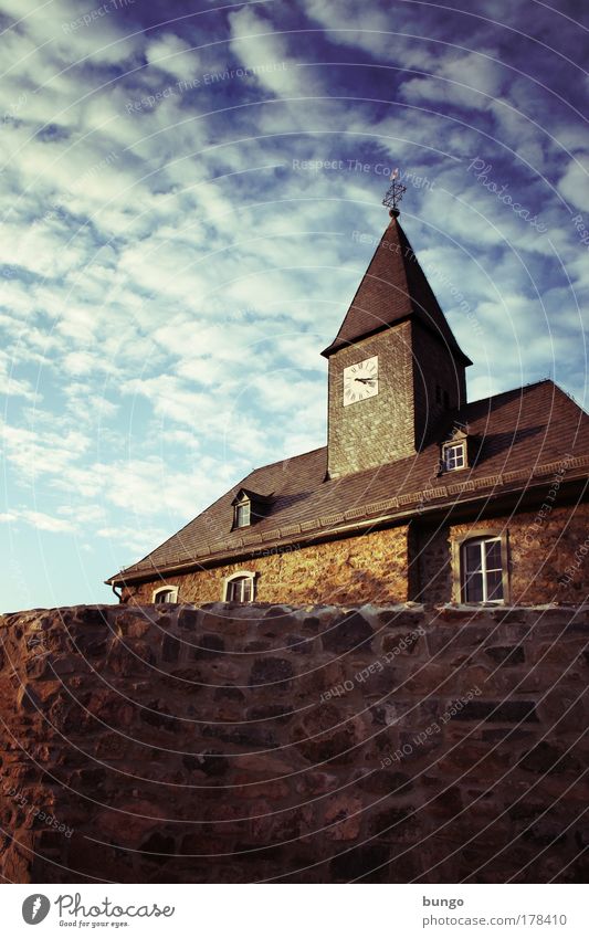 quaerite et invenietis Farbfoto Außenaufnahme Tag Schatten Himmel Wolken Kirche Turm Bauwerk Gebäude Dorfkirche Gotteshäuser Mauer Wand Fenster Dach historisch