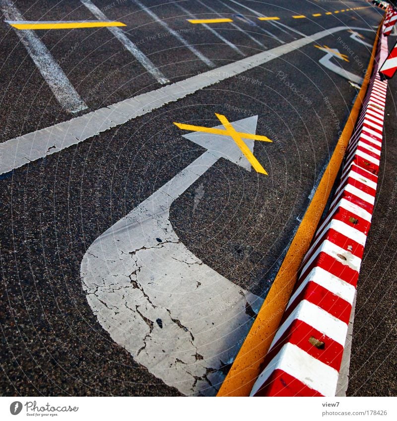 Nicht Farbfoto mehrfarbig Außenaufnahme Detailaufnahme Menschenleer Starke Tiefenschärfe Blick nach hinten Baustelle Verkehr Verkehrswege Straße Wege & Pfade