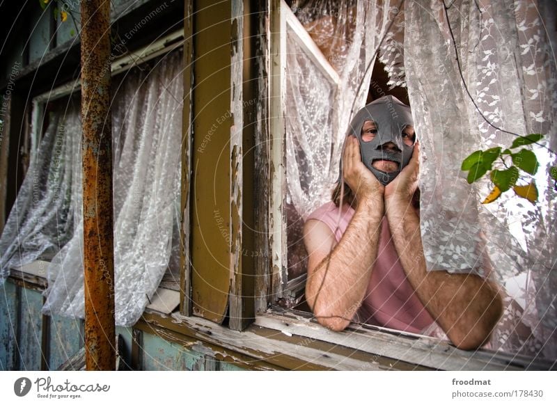 unrasiert glücklich Farbfoto Gedeckte Farben mehrfarbig Außenaufnahme Tag Kunstlicht Blitzlichtaufnahme Weitwinkel Oberkörper Blick in die Kamera Mensch