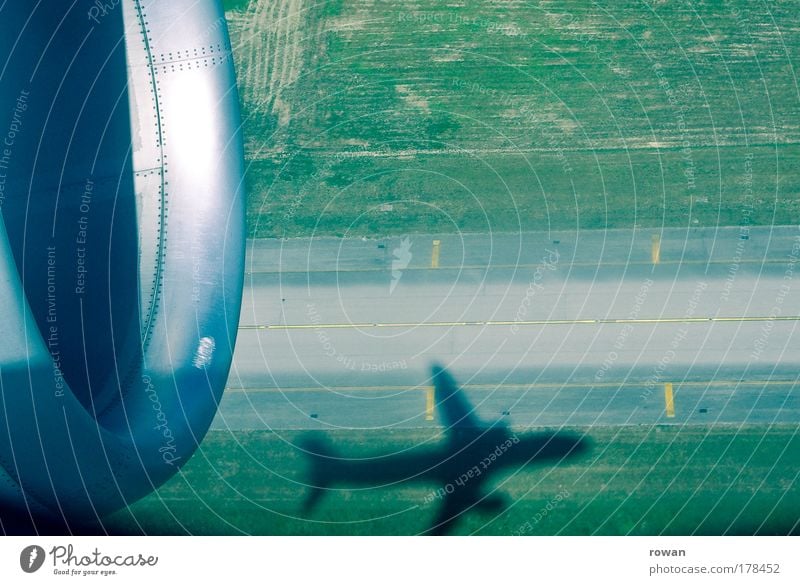 abgehoben Farbfoto Gedeckte Farben Textfreiraum rechts Textfreiraum oben Tag Schatten Luftverkehr Flugzeug Passagierflugzeug Flughafen Flugplatz Landebahn