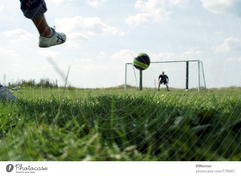 und, und, und,.... Tooooooor... :-) Freude Freizeit & Hobby Spielen Sport Ballsport Torwart Fußball Fußballplatz Mensch maskulin Beine 2 Gras Wiese Schuhe