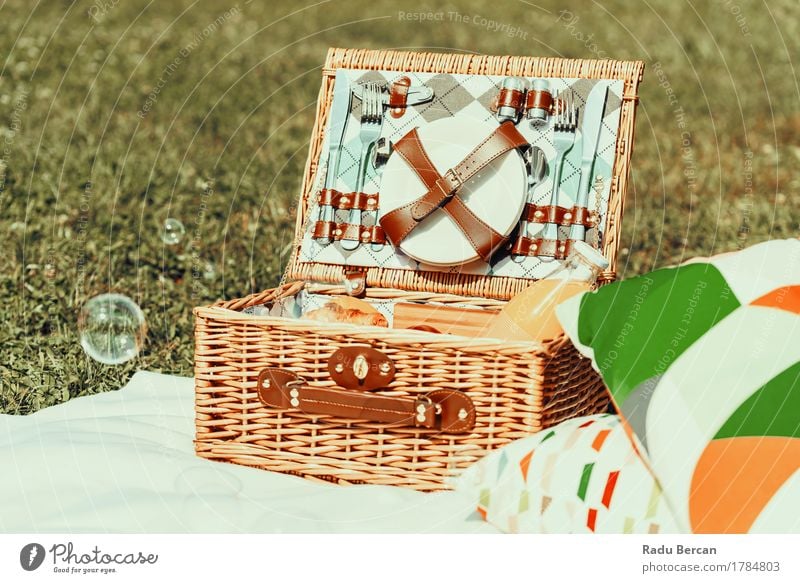 Picknick-Korb-Nahrung auf weißer Decke und Seifenblasen Lebensmittel Ernährung Essen Frühstück Mittagessen Saft Geschirr Teller Flasche Besteck Messer Gabel