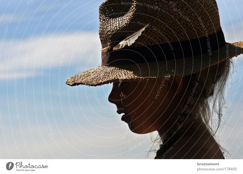 Feather in my hat Farbfoto Außenaufnahme Textfreiraum links Tag Schatten Gegenlicht Blick nach unten Wegsehen Mensch Kind Mädchen Kindheit Kopf Haare & Frisuren