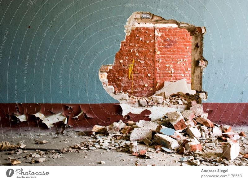 Durchbruch Farbfoto Gedeckte Farben Menschenleer Textfreiraum links Zentralperspektive Bauwerk Gebäude Mauer Wand Stein Backstein Loch Putz dreckig staubig