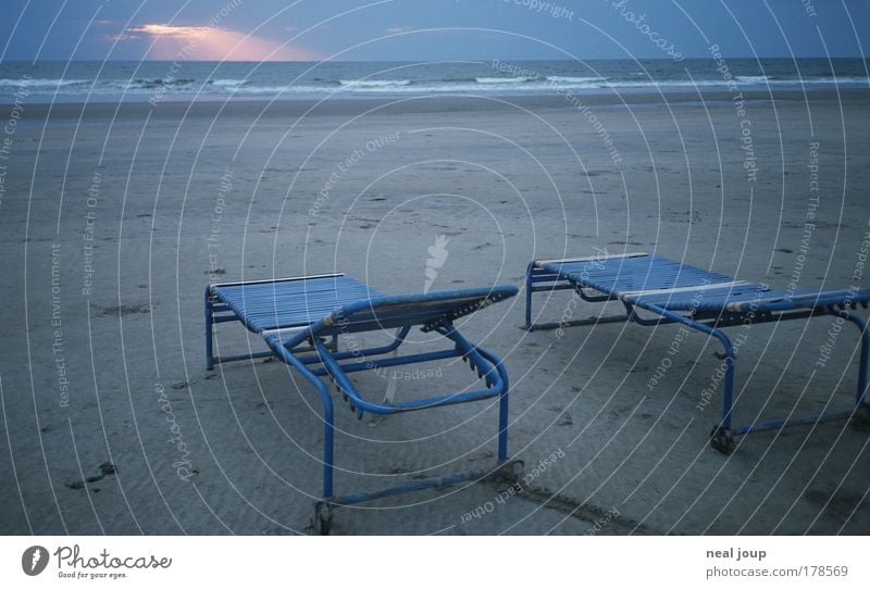 Strand top - Liegen schrott! Gedeckte Farben Menschenleer Sonnenstrahlen Sonnenaufgang Sonnenuntergang Ferien & Urlaub & Reisen Ferne Freiheit Liegestuhl