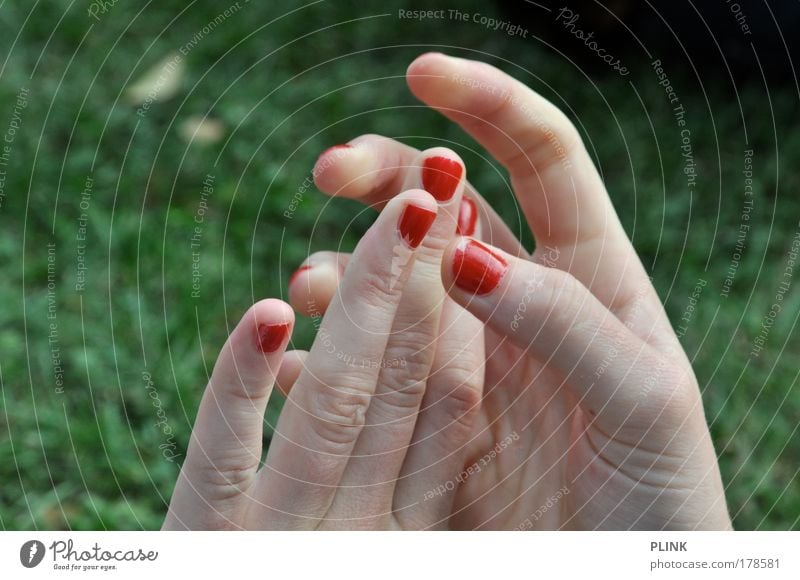 spiderwoman Farbfoto Außenaufnahme Nahaufnahme Dämmerung Schwache Tiefenschärfe schön Maniküre feminin Junge Frau Jugendliche Haut Hand Finger 18-30 Jahre