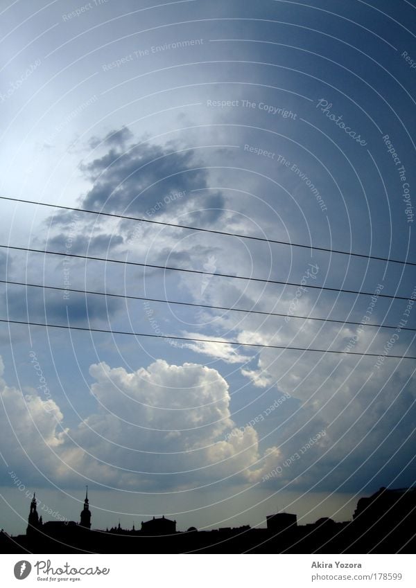 Unwetter im Anmarsch Farbfoto Außenaufnahme Menschenleer Tag Silhouette Himmel Wolken Gewitterwolken Sommer schlechtes Wetter Dresden Stadt Altstadt Gebäude