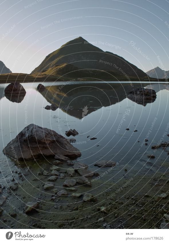 Seekogel am unteren Seewisee Farbfoto Außenaufnahme Menschenleer Abend Dämmerung Kontrast Wolkenloser Himmel Sonnenaufgang Sonnenuntergang Sommer Alpen