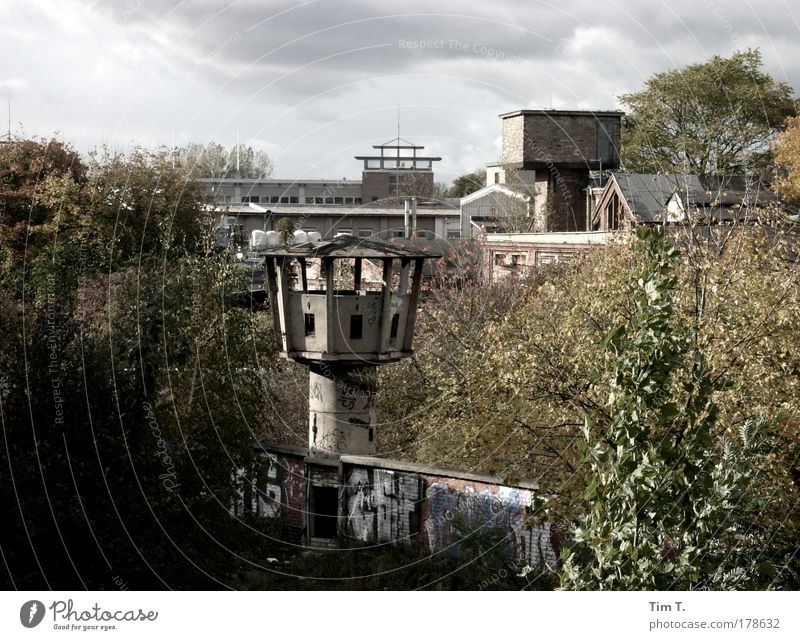 Grenze ? Farbfoto Außenaufnahme Tag Licht Kontrast Silhouette Stadt Hauptstadt Stadtrand Menschenleer Haus Turm geheimnisvoll Verbote Vergangenheit