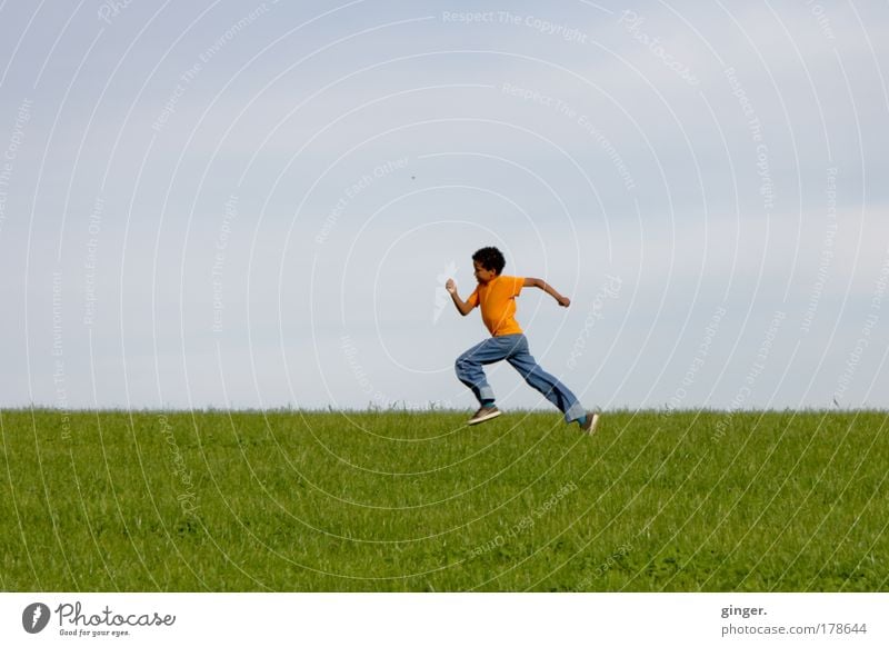 Auf halber Strecke, fast... (über die Wiese sprintender Junge) Freizeit & Hobby Mensch maskulin 1 8-13 Jahre Kind Kindheit Natur Landschaft Himmel