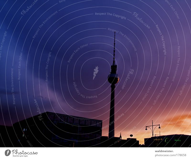 La Fernsehturm 2009 Farbfoto mehrfarbig Außenaufnahme Abend Dämmerung Berlin Hauptstadt Turm Endzeitstimmung skurril Stadt Unwetter Berliner Fernsehturm