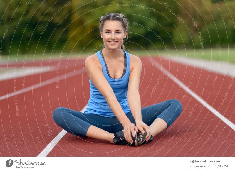 Junge Frau des glücklichen Sitzes, die Übungen ausdehnend tut Lifestyle Glück schön Gesicht Sommer Sport Erwachsene 1 Mensch 18-30 Jahre Jugendliche blond