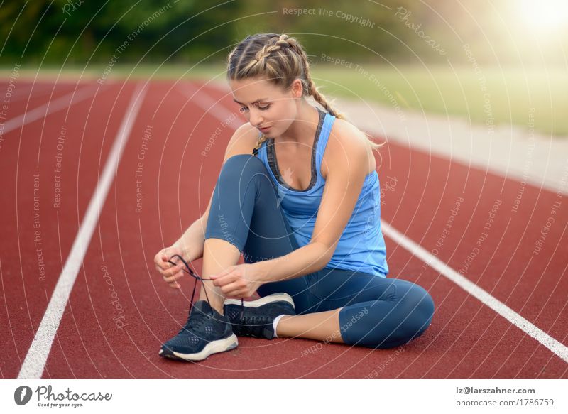 Sportliche junge Frau, die ihre Spitzee bindet Lifestyle schön Sommer Sonne Erwachsene 1 Mensch 18-30 Jahre Jugendliche Wärme Schuhe blond Fitness Lächeln