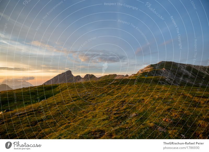 Gebirge Umwelt Natur Landschaft Schönes Wetter blau braun gelb gold Alpen Stimmung Außenaufnahme Bergen Wolken Lichtspiel Gras Farbfoto Menschenleer