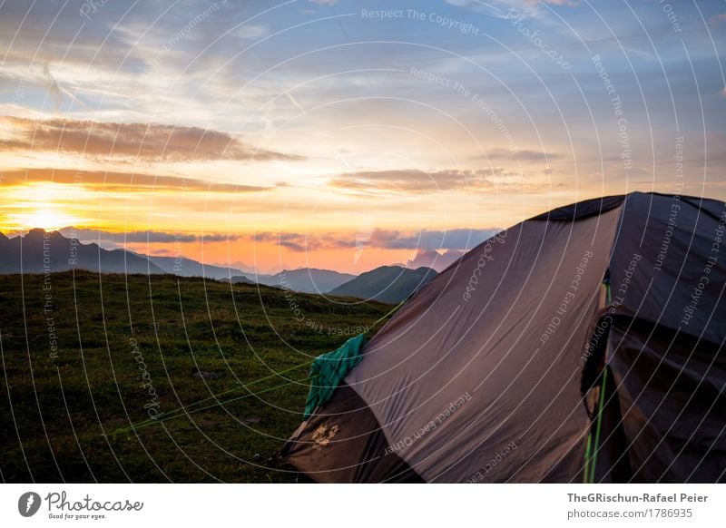 Camping Umwelt Natur Landschaft blau gelb gold grau grün orange Zelt T-Shirt Berge u. Gebirge Aussicht schlafen Wolken Sonnenuntergang Stimmung Schweiz Farbfoto