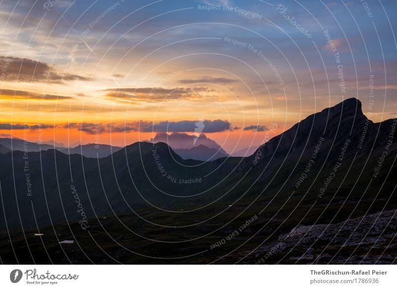 Schweizer Alpen Umwelt Natur Landschaft blau gelb orange rosa rot schwarz Bergkette Glarner Alpen Wolken Sonnenuntergang Stimmung Romantik Außenaufnahme Luft