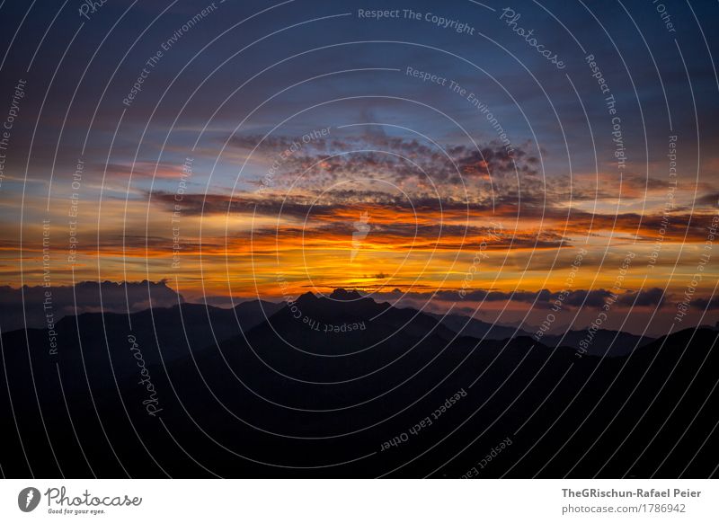 Stimmung Umwelt Natur Landschaft blau orange rot schwarz Sonnenuntergang Wolken brennender himmel Bergkette Panorama (Aussicht) Romantik Silhouette Alpen