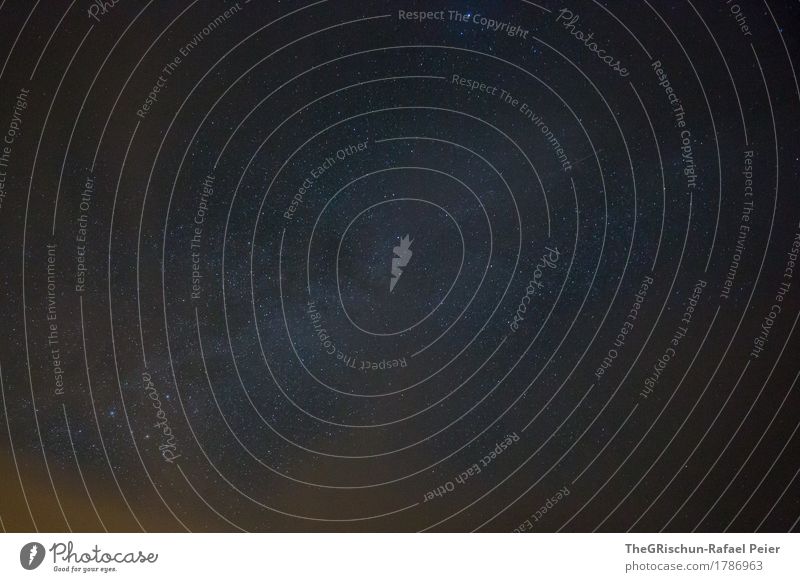 Sternenmeer Umwelt blau schwarz weiß Milchstrasse Nacht Nachthimmel Orange Licht Ferne Farbfoto Menschenleer Textfreiraum links Textfreiraum rechts