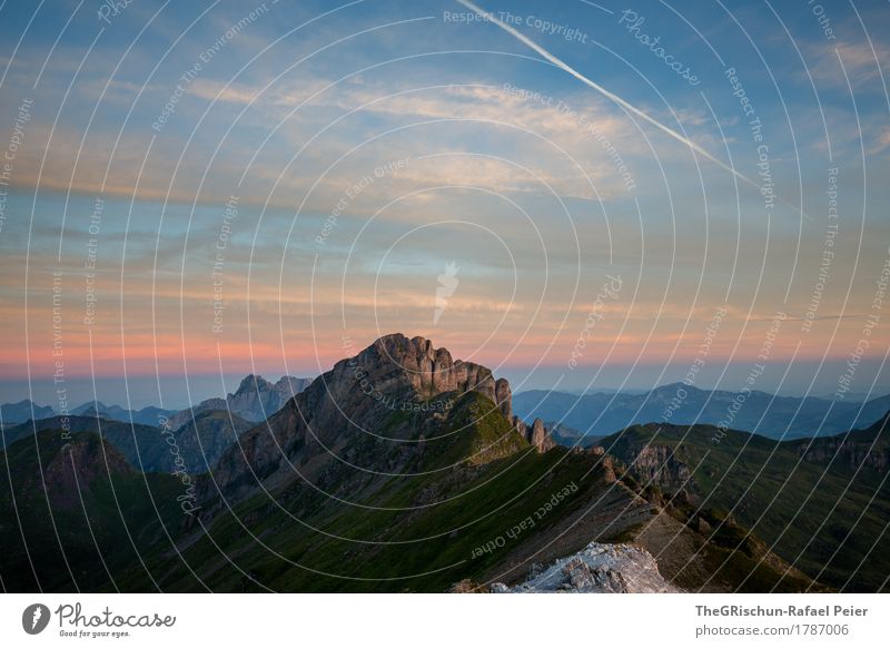 Morgenstimmung Umwelt Natur Landschaft blau violett orange schwarz Flugzeug Wolken Berge u. Gebirge Felsen Bergkamm Aussicht Panorama (Aussicht) aufwachen