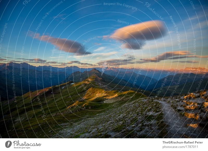 Weg Umwelt Natur blau gold grau grün orange schwarz Himmel Berge u. Gebirge Wege & Pfade Stein Felsen Bergkamm Bergkette Aussicht Panorama (Aussicht) Wolken