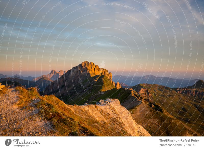 Morgenstund hat Gold im Mund Umwelt Natur Landschaft blau braun gold grau grün Berge u. Gebirge Außenaufnahme Sonnenstrahlen Sonnenaufgang Bergkette Wolken Gras