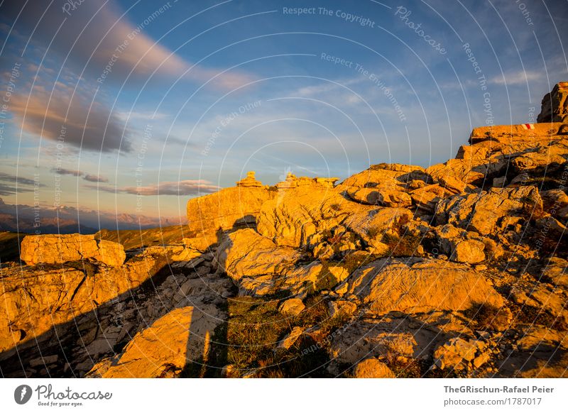 Gold Umwelt blau braun gelb gold Stein niedlich leuchten Licht erleuchten Morgen Himmel Schatten Wolken Felsen Farbfoto Außenaufnahme Menschenleer