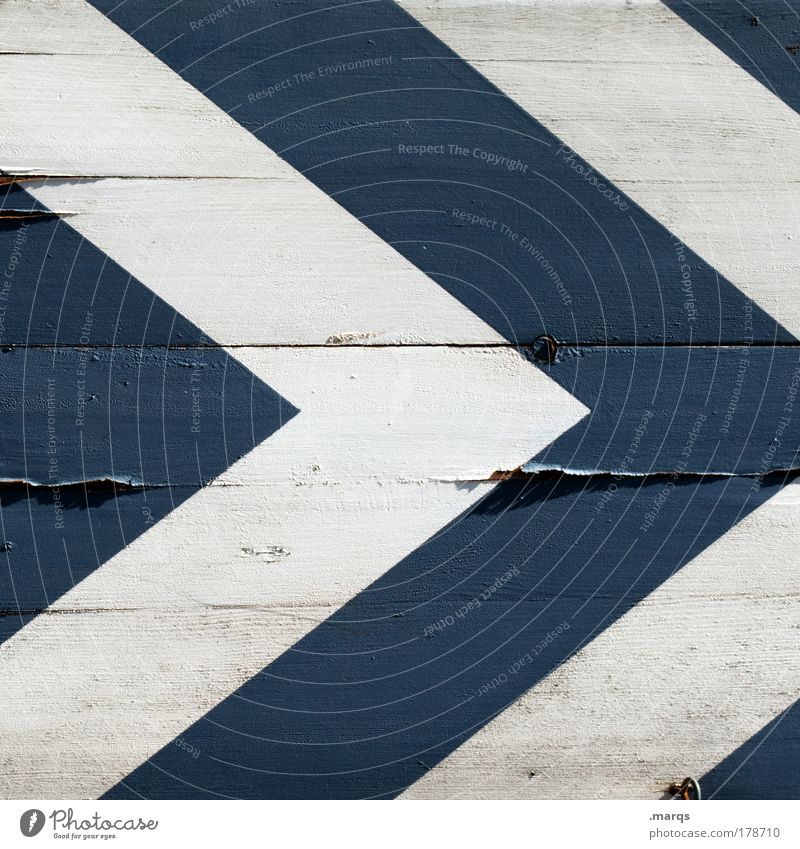 Fast Forward Farbfoto Außenaufnahme Muster Strukturen & Formen Design Holz Schilder & Markierungen Linie Pfeil Streifen eckig einfach blau weiß Genauigkeit