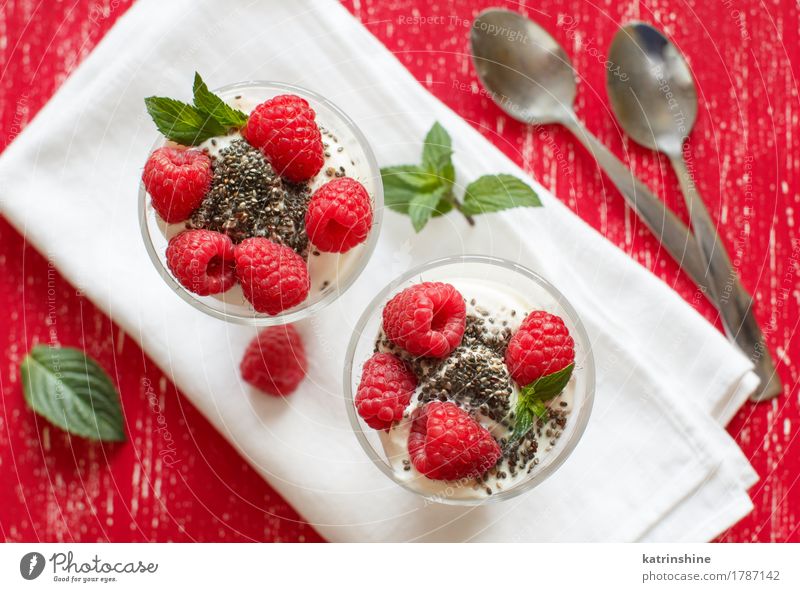 Frühstück mit Joghurt und Himbeeren Frucht Dessert Ernährung Vegetarische Ernährung Diät Glas Löffel Holz frisch lecker grün rot weiß Beeren Sahne Molkerei