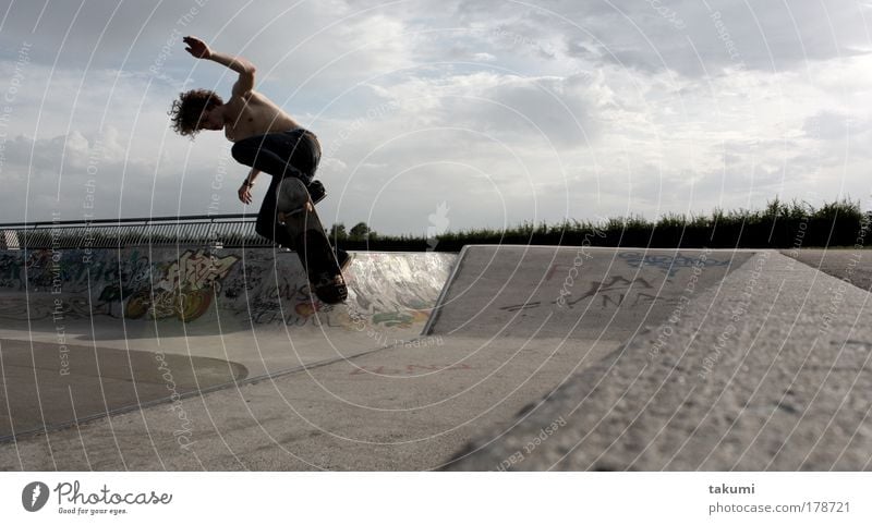 skatebaord-panorama Farbfoto Gedeckte Farben Außenaufnahme Tag Licht Schatten Kontrast Sonnenlicht Panorama (Aussicht) Blick nach vorn Blick nach unten Stil