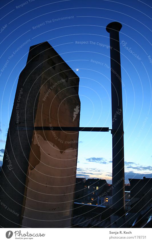 Blue sky Farbfoto Außenaufnahme Dämmerung Silhouette Langzeitbelichtung Froschperspektive Himmel Nachthimmel Mond Sommer Schönes Wetter Saarbrücken Deutschland