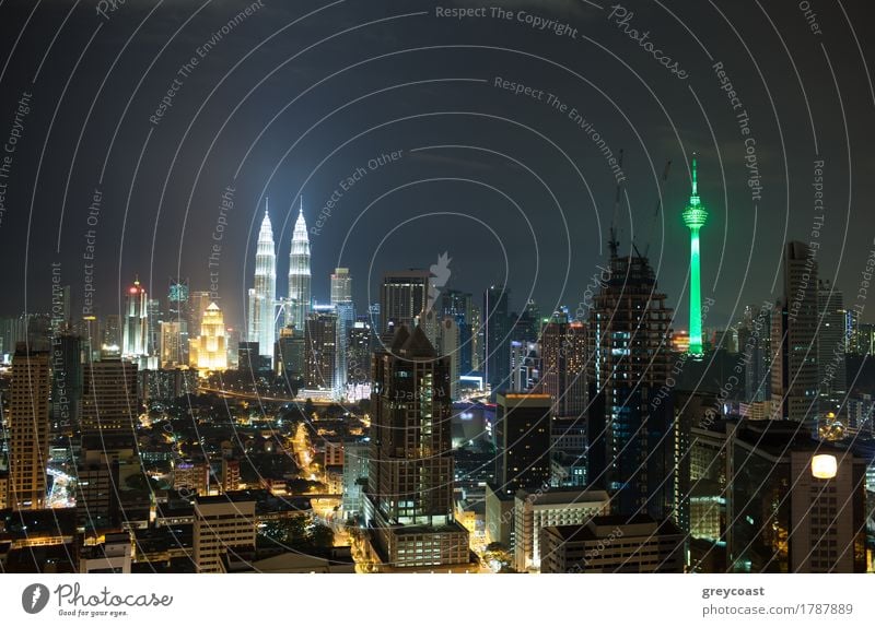 Panorama von Kuala Lumpur bei Nacht. Beleuchtete Gebäude und Wolkenkratzer in der Hauptstadt von Malaysia. Menara KL Tower und Petronas Towers dominieren über die Stadtarchitektur