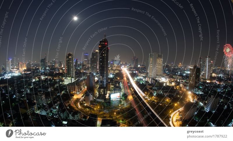 Nächtliches Stadtbild von Bangkok, der Hauptstadt von Thailand. Moderne Stadtarchitektur, Transportverkehr und beleuchtete Straßen Mond Hochhaus Gebäude