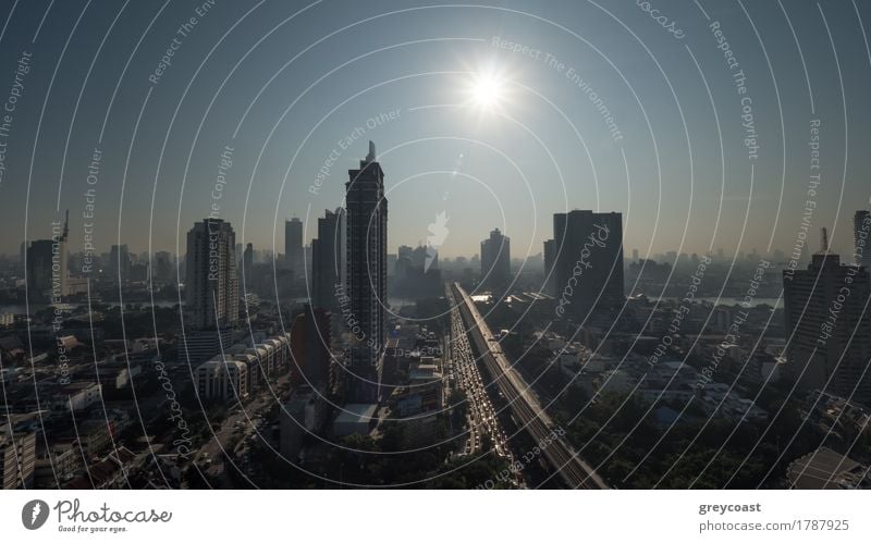 Stadtbild von Bangkok, Thailand. Helle Morgensonne scheint über die Metropole mit Hochhäusern und Verkehr auf der Autobahn Sonne Hochhaus Gebäude Architektur