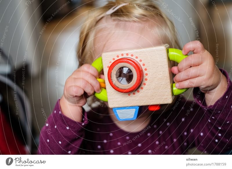 Mädchen mit Spielzeug Kamera Fotokamera feminin Kind 1 Mensch 1-3 Jahre Kleinkind beobachten warten blond Coolness einfach frisch lustig braun Vorfreude