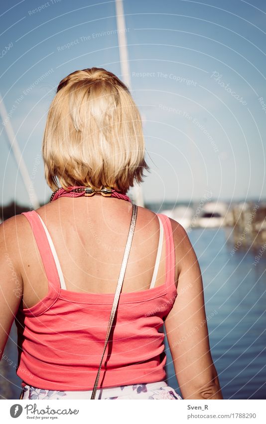 View Mensch feminin Junge Frau Jugendliche Erwachsene 1 30-45 Jahre Wasser Sonne Sommer Seeufer blond Unendlichkeit ruhig Ferne Farbfoto Außenaufnahme Tag Licht