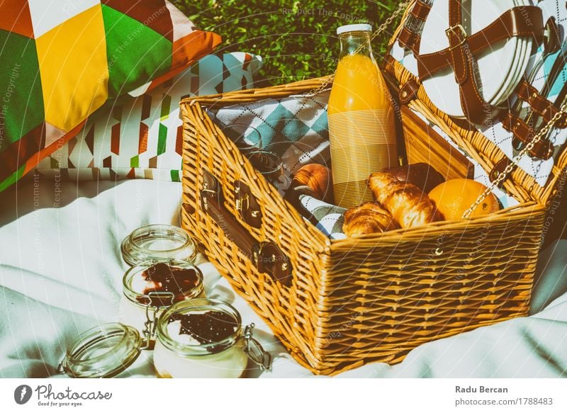 Picknick-Korb mit Früchten und Jam Cheesecake Lebensmittel Frucht Orange Croissant Marmelade Ernährung Essen Frühstück Mittagessen Bioprodukte Saft Geschirr