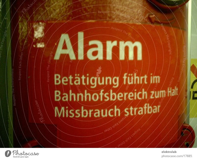 alarm U-Bahn rot Warnsignal Alarm Missbrauch Verkehr strafbar